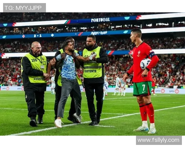 欧冠赛场惊现奇葩瞬间球迷冲入场内抢夺C罗球衣事件回顾 欧冠赛场惊现奇葩瞬间球迷冲入场内抢夺C罗球衣事件回顾